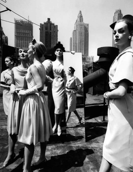 William Klein mixed fashion and street photography. Evelyn Isabella Nena Mirrors, NewYork, 1962