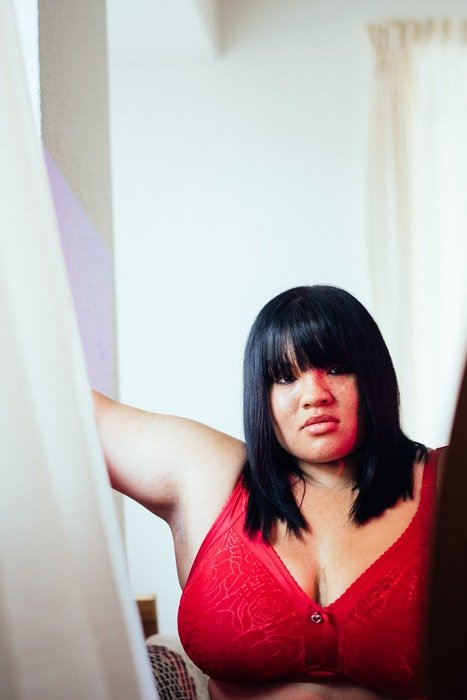 A plus size model poses for boudoir photography