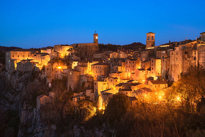 Fotografía de paisaje urbano de Toscana, pueblo medieval de Sorano en hora azul.