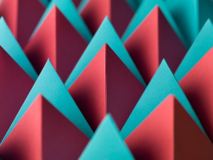 抽象微距摄影与彩色金字塔从纸。