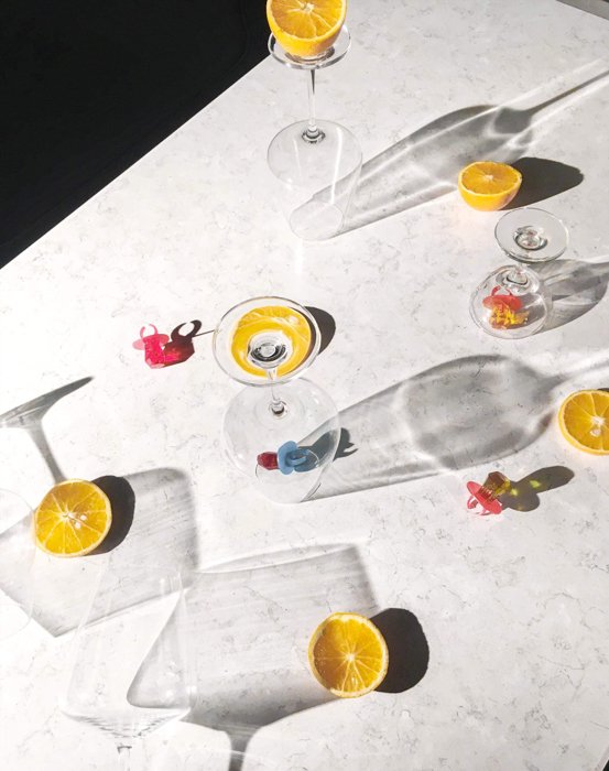 荷兰角拍摄的一张桌子，上面有玻璃杯和柠檬片