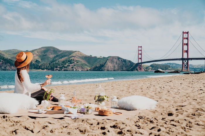 picnic #picnicfood #whitewine #wine #field #flowers #flowerfield  #inspiration #goals | Picnic photo shoot, Picnic outfits, Picnic photography