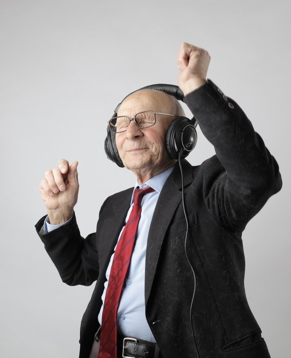 Las 20 principales tendencias de fotografía de stock - Un anciano con auriculares y bailando.