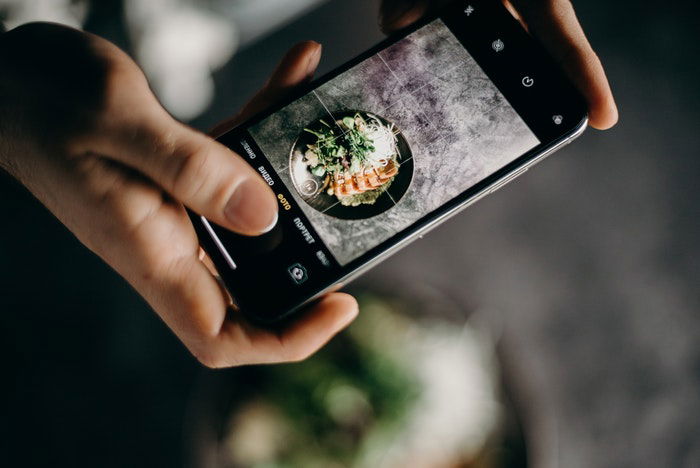 Food photography composition using a grid guide 