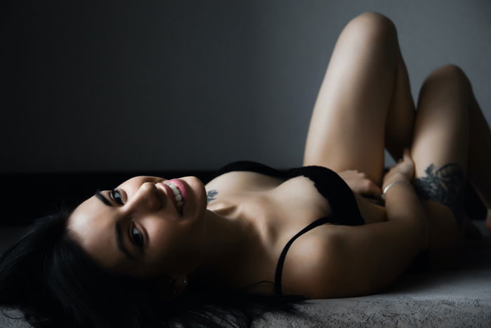 DIY boudoir shot van een meisje liggend op een bed