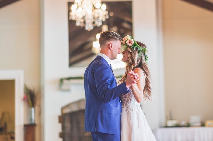 17 Beautiful Wedding Poses for the Bride and Groom - 53