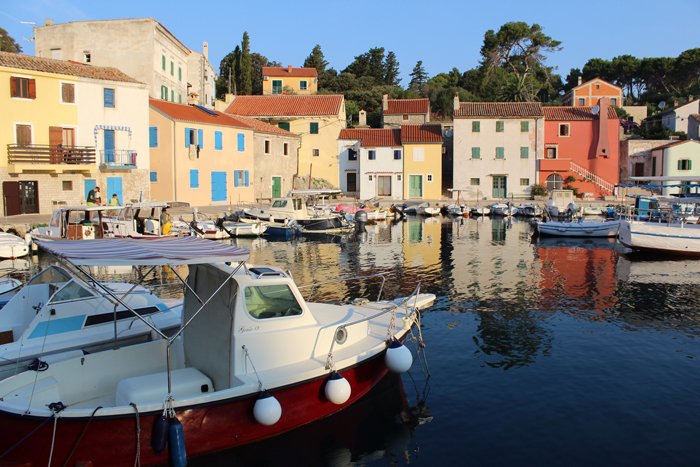 an image of docked boats against a row of colorful houses shot with a Canon 1300D