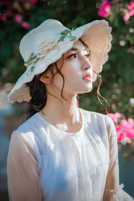 Профильное фото женщины в летней шляпке 
