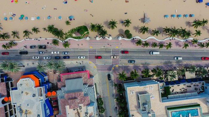 Foto plana tirada com um drone de um resort à beira-mar