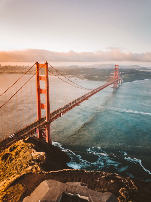 Uma imagem fotográfica de drone da Ponte Golden Gate