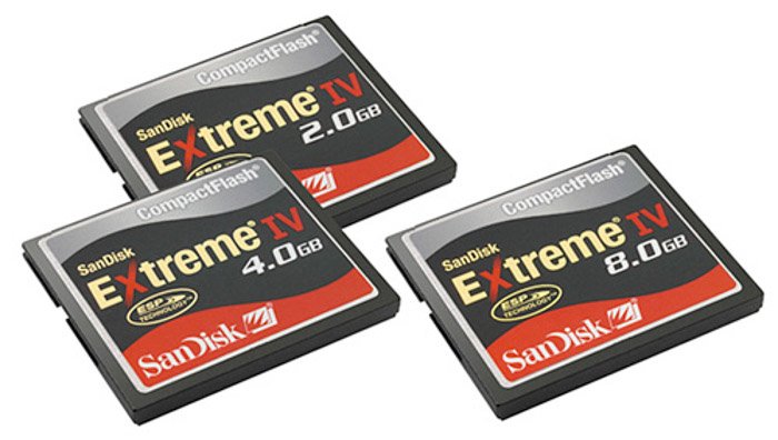 uma imagem de três cartões de memória sandisk extreme iv