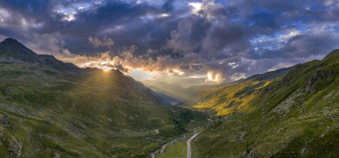 Uma imagem panorâmica de uma paisagem tirada com um drone