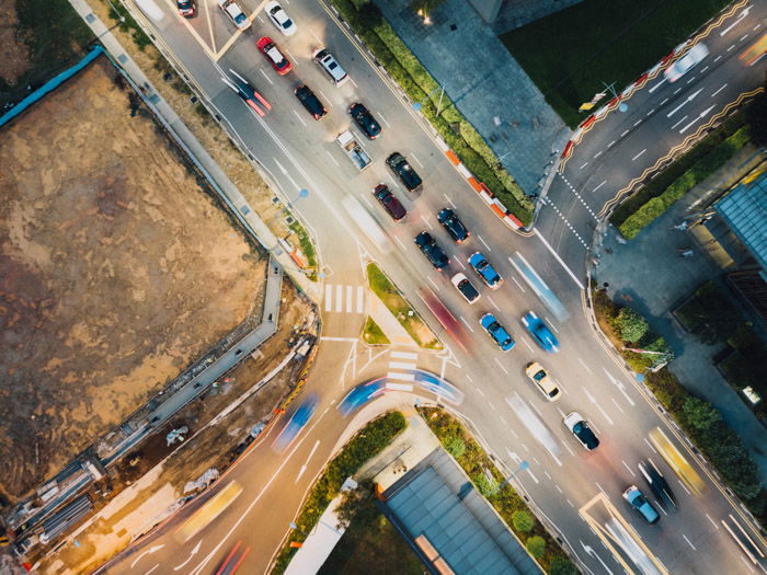 uma imagem fotográfica de drone de carros em um cruzamento movimentado da cidade