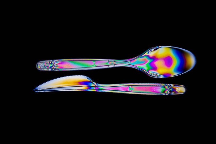 Picture of a knife and spoon with photoelasticity effect