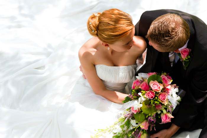 17 Beautiful Wedding Poses for the Bride and Groom - 48