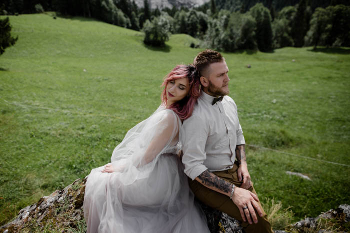 17 Beautiful Wedding Poses for the Bride and Groom - 72