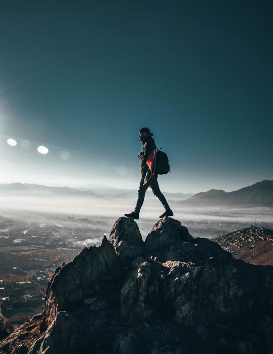 foto de um homem no topo de uma montanha