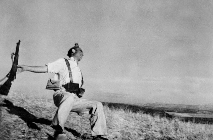 Robert Capas famous photo of the falling soldier