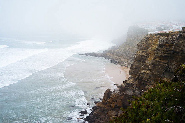 foto de um penhasco à beira-mar 