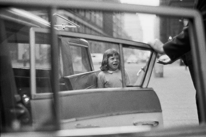 Joel Meyerowitz street photography of a crying child and taxi