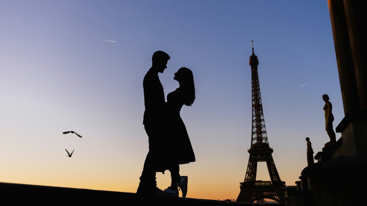 A sillouhette of a couple with the Eiffel tower in the background as a Valentines day photoshoot idea