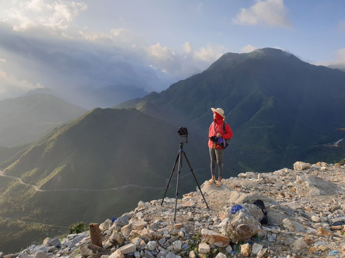 tripé de viagem usado no topo da montanha