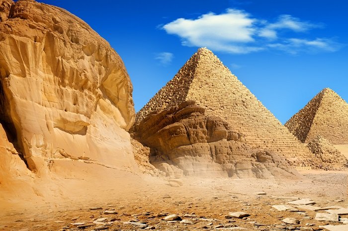 a photo of the giza pyramids egypt