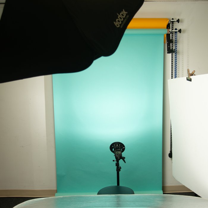 Flash illuminating an aquamarine background
