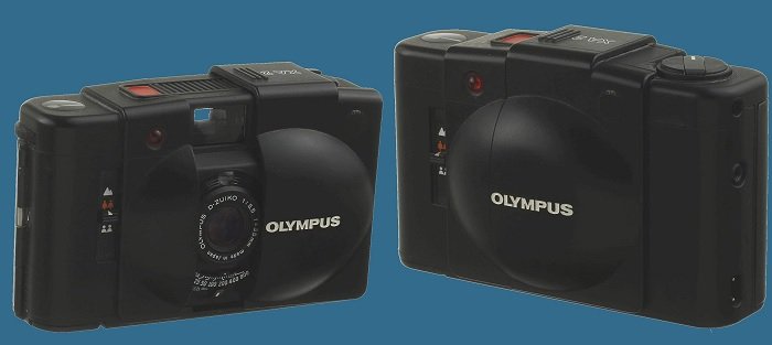 Foto de dois Olympus XA2 lado a lado em fundo azul