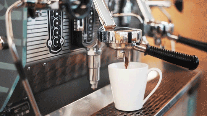 cinemagrafia de uma máquina de café enchendo uma xícara de café