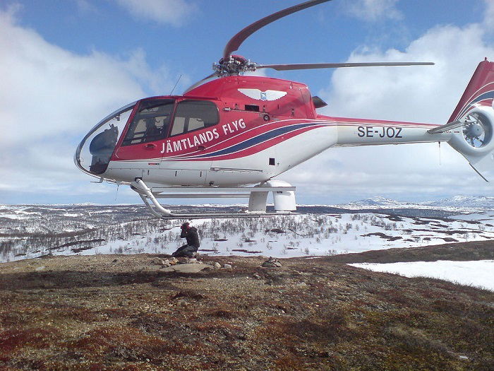 helicopter in flight with the propellor showing the rolling shutter effect