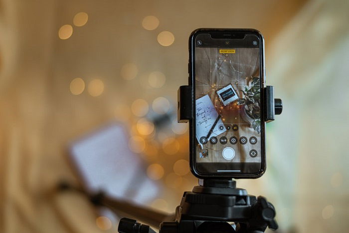 photographing with a smart phone on a tripod