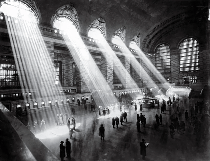 建筑摄影:由著名建筑摄影师berenice abbott拍摄的《1941年中央车站，阳光透过窗户洒下》