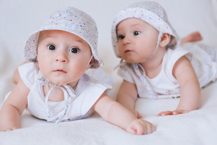 How to Take Newborn Twin Photos  Twin Photoshoot Ideas  - 20