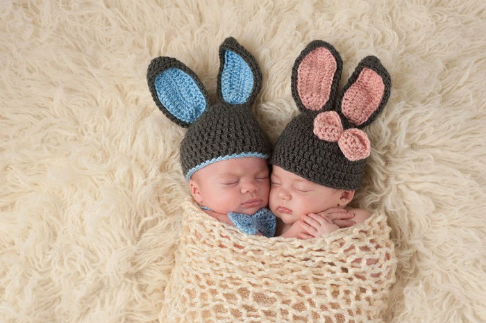 How to Take Newborn Twin Photos  Twin Photoshoot Ideas  - 76