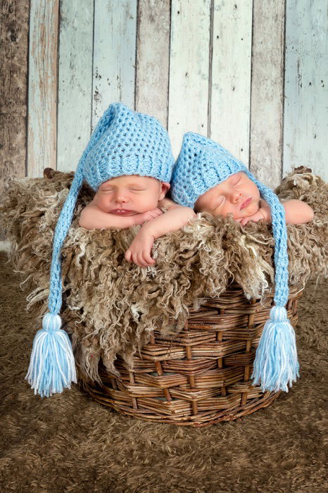 Kids photography ideas for twin girls pictures. Girl photography outfits  and posing ideas. | Sister photography, Twin photography poses, Kids portraits  photography