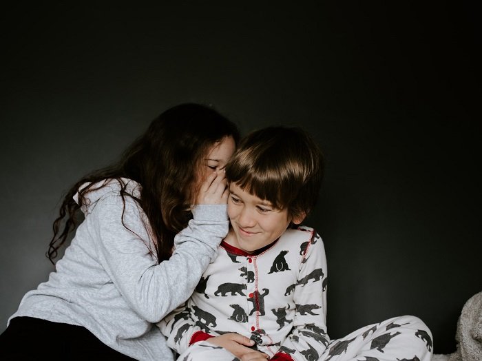 photo ideas for siblings: siblings whispering