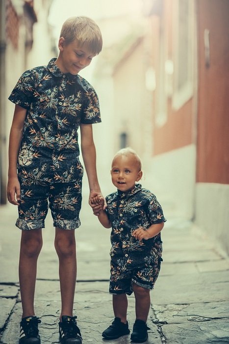 photo ideas for siblings: siblings wearing matching outfits