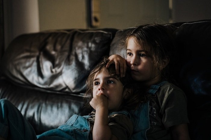 photo ideas for siblings: siblings watching a movie 