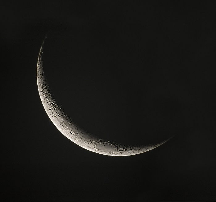 shape in photography: the crescent of a moon as an example of changing an object's shape using lighting