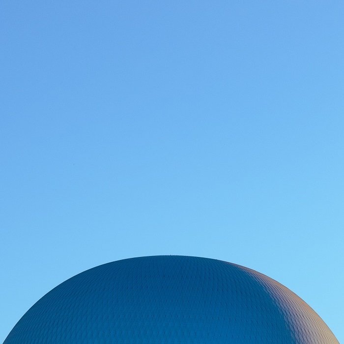 shape in photography: placing the dome at the bottom of the image to emphasis its shape and symmetry