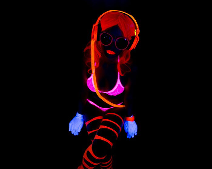 UV (black Light) Painting for Everyone : 4 Steps (with Pictures