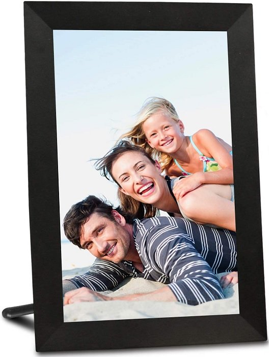 product photo of the Aeezo Black Digital Picture Frame with the family on the beach