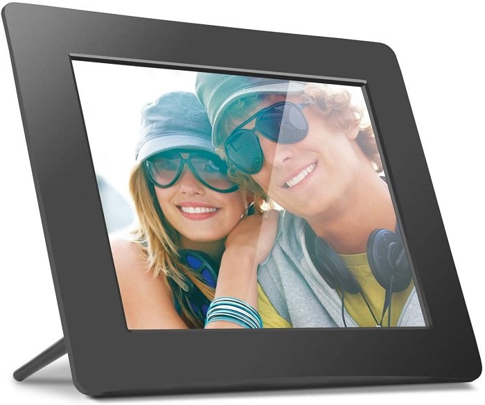 product photo of the Aluratek 8 LCD Digital Picture Frame displays a couple wearing sunglasses together
