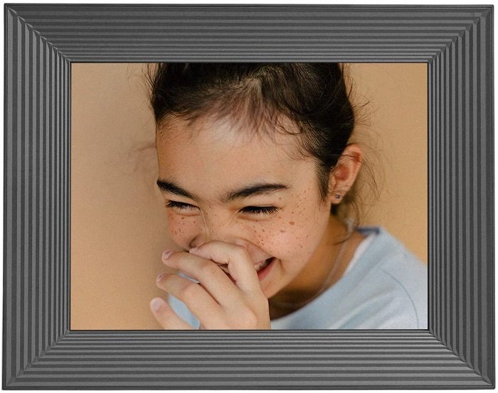 product photo of the Aura Mason digital picture frame with a laughing child depicted inside