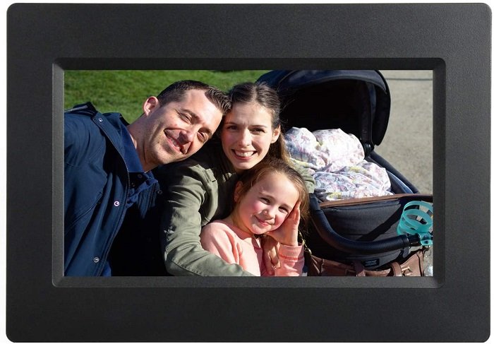 product photo of the Feelcare Smart WiFi Digital Picture Frame with parents posing with their daughter