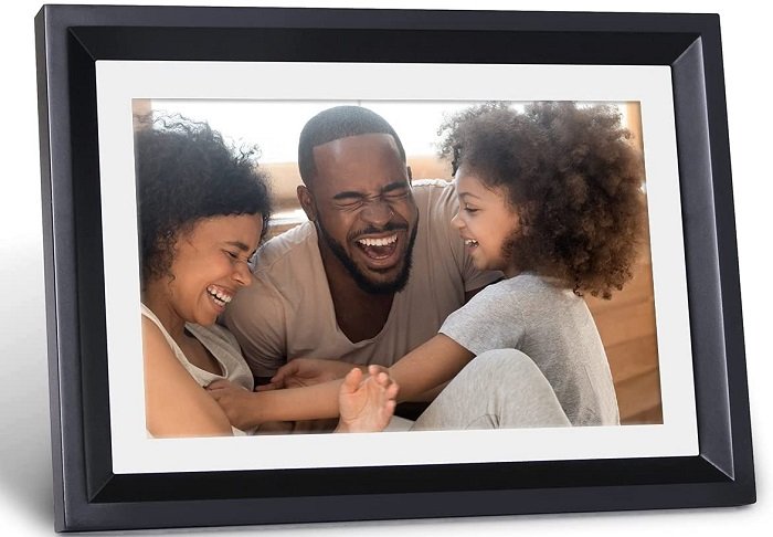 product photo of the LOVCUBE Digital Picture Frame displaying a dad laughing with his daughters