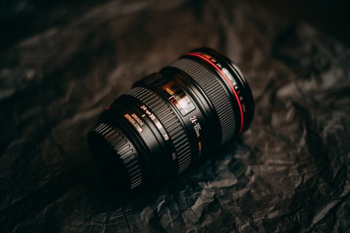 a product shot of a Canon photography lens with lens abbreviations