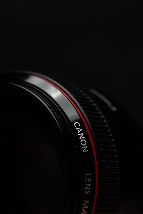 a close up photograph of a Canon lens