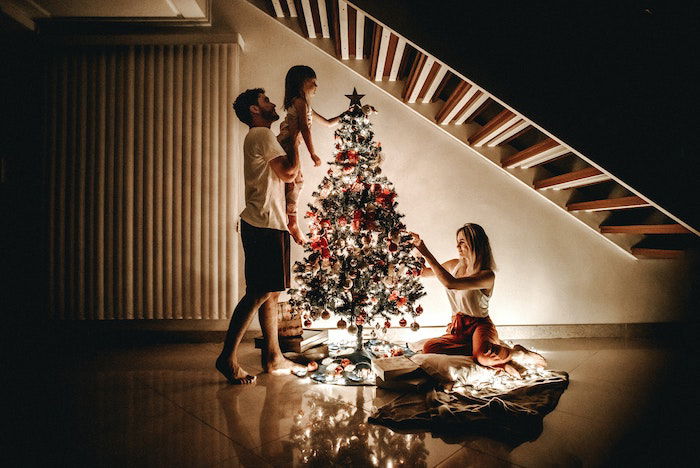 Family of four sitting on stairs hi-res stock photography and images - Alamy